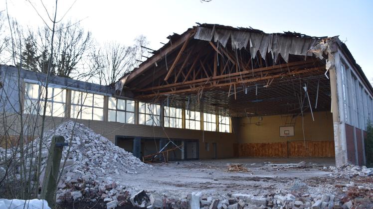 Eine Seitenwand der Sporthalle Völlenerfehn ist bereits abgebrochen worden. Eine Seitenwand der Sporthalle Völlenerfehn ist bereits abgebrochen worden.