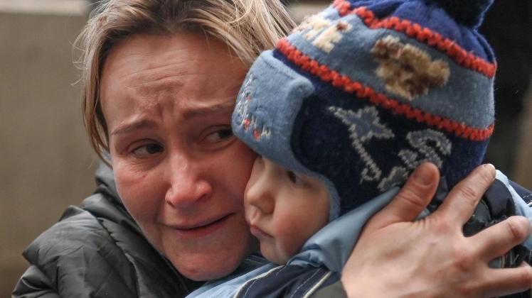 Erschütternde Bilder: Diese Frau versucht in der Westukraine einen Platz in einem Zug Richtung Polen zu bekommen.