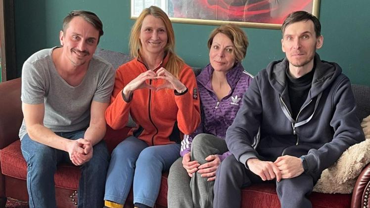 Dankbar beim Delmenhorster Joschka Kuty (links) auf der Couch: Valentina (2. von links), Lena und Sergej aus Kiew.