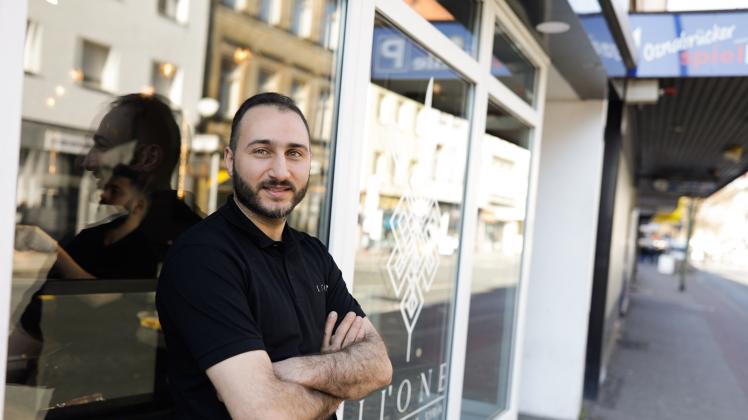 Ali Hadada betreibt den Imbiss Li´One in der Johannisstraße. 122. Ali Hadada betreibt Li´One in der Johannisstraße. Hier gibt es zum Beispiel Schawarma und Falafel. Foto: Michael Gründel