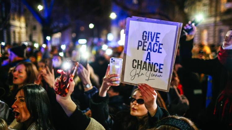 Menschen protestieren gegen den Krieg in der Ukraine: „Give peace a chance“ ist dabei ein oft gewählter Slogan.