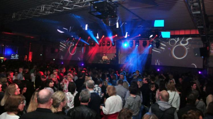 Kurz vor dem ersten Corona-Lockdown fand bei Welzel in Lappenstuhl noch eine 90er-Party statt. Auf die „Back to the 80’s“-Feier warten Ticketinhaber bis heute. Nun steht ein neuer Termin fest (Archivbild). Kurz vor dem ersten Corona-Lockdown fand bei Welzel in Lappenstuhl noch eine 90er-Party statt. Auf die „Back to the 80’s“-Feier warten Ticketinhaber bis heute - und müssen sich weiter gedulden (Archivbild).