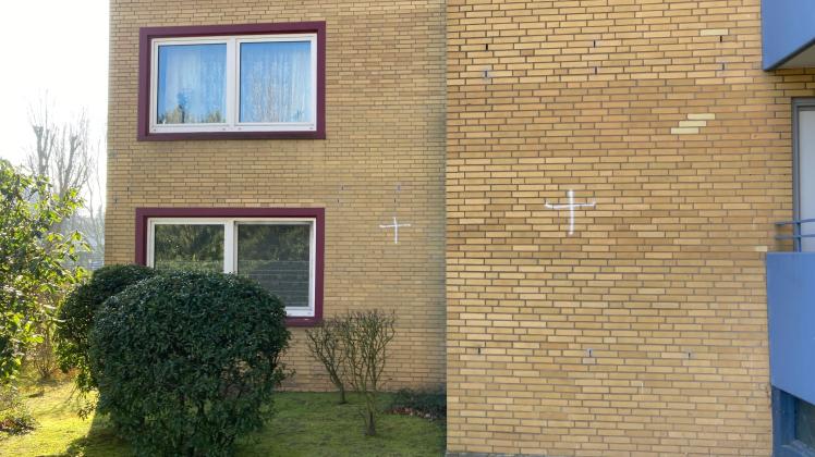 Weiße Kreuze auf Häusern in Osnabrück/Haste