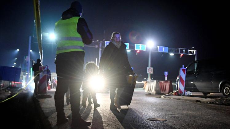 Ukrainian refugees arrive to Medyka, in eastern Poland on March 3, 2022. Medyka Poland PUBLICATIONxNOTxINxSUIxAUTxFRAxKO