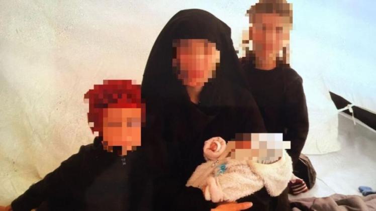 Dieses Bild ihrer Familie schickte Romiena S. nach Deutschland. Die junge Frau und ihre Kinder sind mittlerweile zurück in Deutschland. Jetzt muss sich S. vor Gericht unter anderem wegen der Unterstützung der Terrororganisation IS verantworten.
