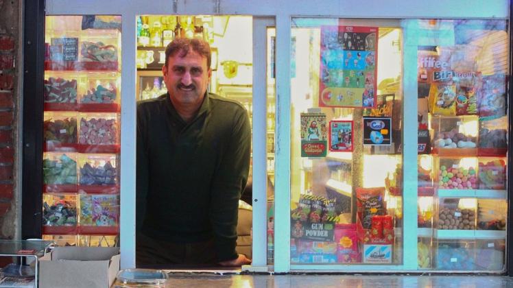 Eine kleine Durchreiche ist sein Fenster zur Welt: Sinan Shikho (52), Kioskbetreiber auf den Delmenhorster Graftwiesen