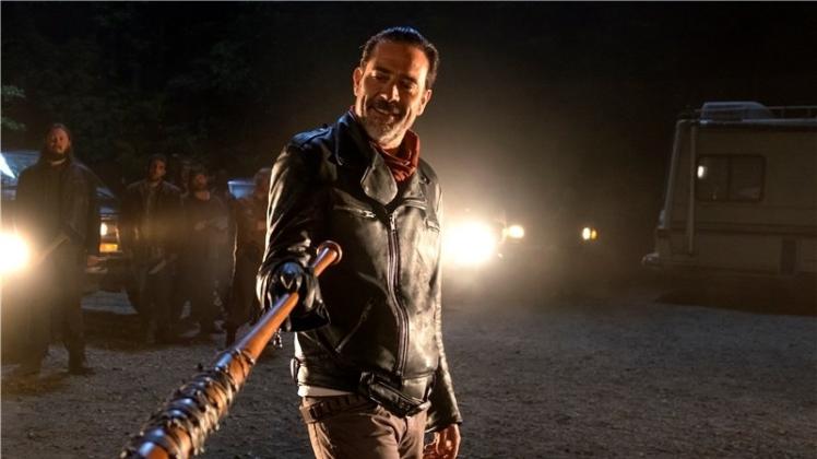 Bösewicht Negan (Jeffrey Dean Morgan) hat es auf Rick Grimes Gruppe in „The Walking Dead“ abgesehen. 