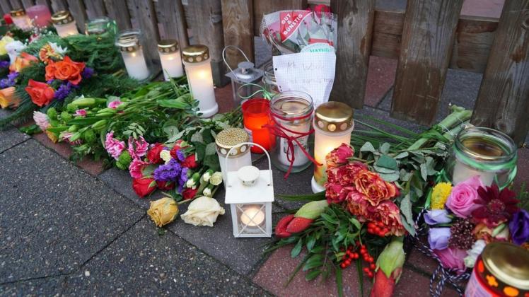 Kerzen und Blumen als letzte Grüße. Nach der Bluttat mit drei Toten in Glinde herrscht vor Ort Trauer und Fassungslosigkeit