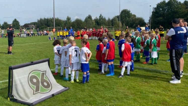 Großer Andrang in Wimmer: Nach Erfolg mit Funino-Fußball als Marke von Hannover 96 für Kids nun auf zum Zweitligaspiel.