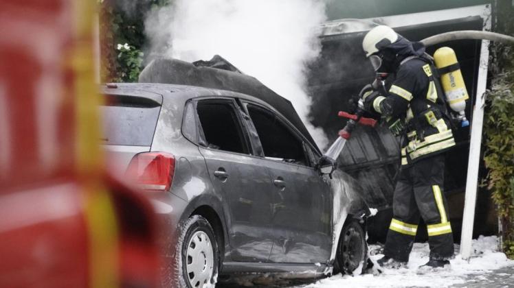 Die Feuerwehr Belm ist am Mittwochmorgen zu einem Autobrand in einer Garage gerufen worden. Das Fahrzeug wurde zerstört.