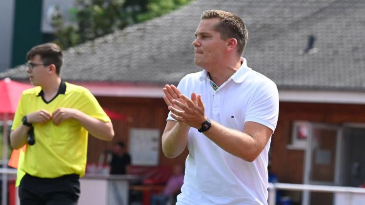 Geht davon aus, dass seine Mannschaft im zweiten Teil der Saison 2021/22 in der Abstiegsrunde der Fußball-Bezirksliga antreten muss: Nikolai Klein, Trainer des FC Hude.