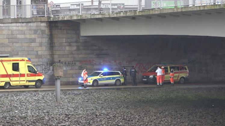 Unter der Wilhelm-Kaisen-Brücke in Bremen ist am Sonntagmorgen ein toter Mann gefunden worden.