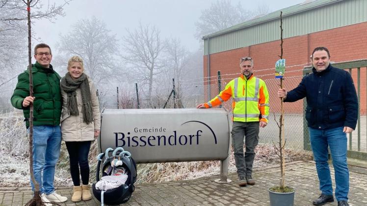 Geburtsbaum-Übergabe am Baubetriebshof der Gemeinde Bissendorf: Alexander und Judith Striewski kamen mit ihrer kleinen Tochter Emma und erhielten von Bauhofleiter Peter Kühn einen großen Apfelbaum. Serda Yesil wählte zur Geburt seines dritten Kindes einen kleineren Säulenbirnbaum.