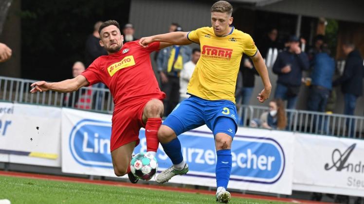 Die Regionalliga-Fußballer des SV Atlas Delmenhorst um Kristian Taag (rechts) haben ihr Heimspiel gegen den HSC Hannover mit 0:1 verloren.