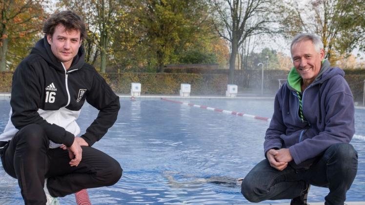 Schwimmmeister Dirk Wichmann und sein Kollege Jan Koch macht die Arbeit im Freibad Bohmte auch bei Temperaturen, die das Wasser dampfen lassen, Spaß. Bald sind sie aber gefragt, das Bad winterfest zu machen.