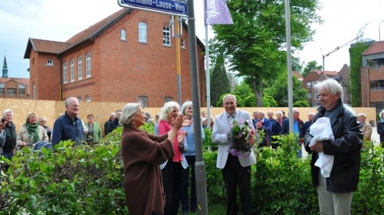 Beate Lause, die Witwe des aus Meppen stammenden großen Schauspielers Hermann Lause, enthüllte am Theaterplatz das Schild mit dem Namen ihres Mannes. Von links: Beate Lause, Margret Berentzen, Andrea Kaltofen, Gerd Gels und Wolfgang Löning.
Beate Lause, die Witwe des aus Meppen stammenden großen Schauspielers Hermann Lause, enthüllte am Theaterplatz das Schild mit dem Namen ihres Mannes. Von links: Beate Lause, Margret Berentzen, Andrea Kaltofen, Gerd Gels und Wolfgang Löning.