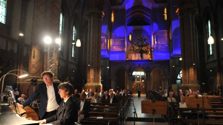 Kostproben der Walcker-Orgel gaben während des Festaktes in der St.-Antonius-Kirche Ralf Stiewe (l.) und Martin Sander.