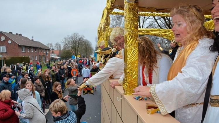 Große Karnevalsumzüge, wie hier in Schöninghsdorf 2018, wird es dieses Jahr wohl nicht geben. Die Karnevalsvereine im mittleren Emsland wollen sich aber Alternativen überlegen.