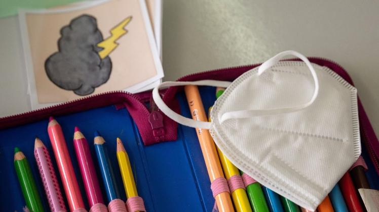 Auch nach den Weihnachtsferien werden die Lotter Grundschüler im Unterricht Masken tragen müssen. (Symbolbild)