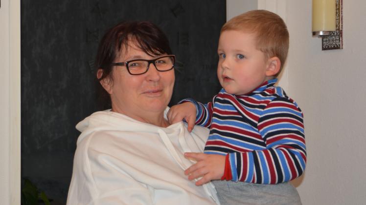 Svitlana Heinecke, die sich ihre Wohnung mit ukrainischen Verwandten teilt, hält den dreijährigen Eugen auf dem Arm, der mit seiner Mutter aus der Ukraine floh.