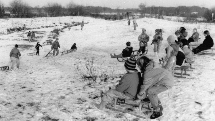 Früher war nicht nur mehr Lametta: Winterimpression aus Ganderkesee im Februar 1991. Das winterliche Gelände am Spielplatz Theodor-Storm-Weg wurde von den Kindern zum Rodelberg umfunktioniert.