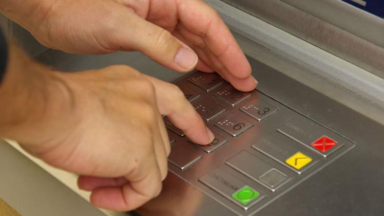 Die Brailleschrift an Bankautomaten ist eine Hilfe für blinde Menschen.