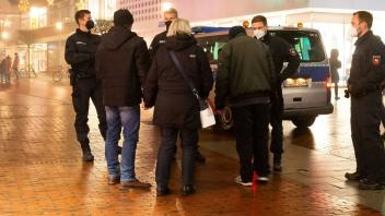 Bei mehreren Corona-Spaziergängen in den Innenstadt von Lingen kontrollierte die Polizisten Gruppen von Menschen - hier in der Marienstraße (Symbolbild). Ein 54-Jähriger muss nun nach einem Schubser bei solch’ einer Kontrolle eine Geldstrafe zahlen.