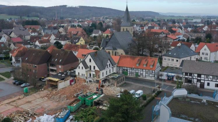 Der Abriss läuft. Schuttcontainer stehen auf der Fläche an der B65 in Pr. Oldendorfs Zentrum.