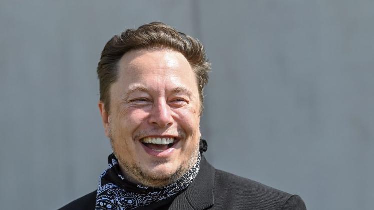 Tesla-Chef Elon Musk bei einem Besuch der  Gigafactory in Grünheide.