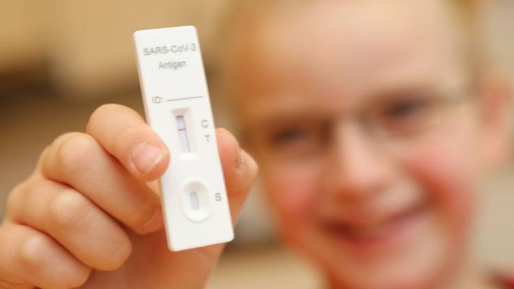 In dieser Woche besteht in Niedersachsen eine tägliche Testpflicht für alle Schülerinnen und Schüler, die nicht vollständig geimpft bzw. genesen sind. Getestet wird morgens zu Hause, die Selbsttests werden über die Schule zur Verfügung gestellt.