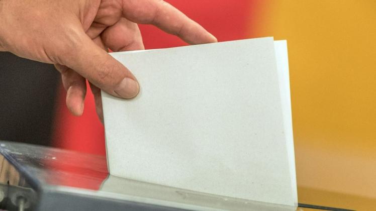 Ein Wähler wirft seinen Stimmzettel zur Bundestagswahl 2017 in die Wahlurne.