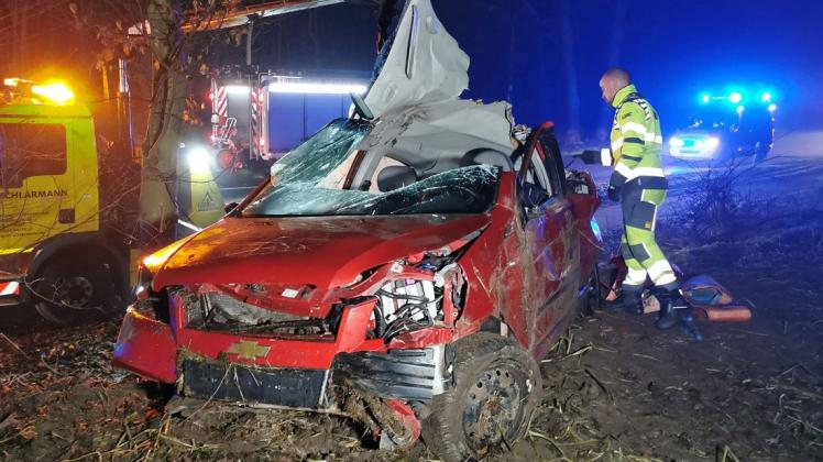 Die Feuerwehr konnte den Fahrer  aus dem zerstörten Unfallwagen befreien, dennoch verstarb der junge Mann aus Neuenkirchen-Vörden noch an der Unfallstelle.
