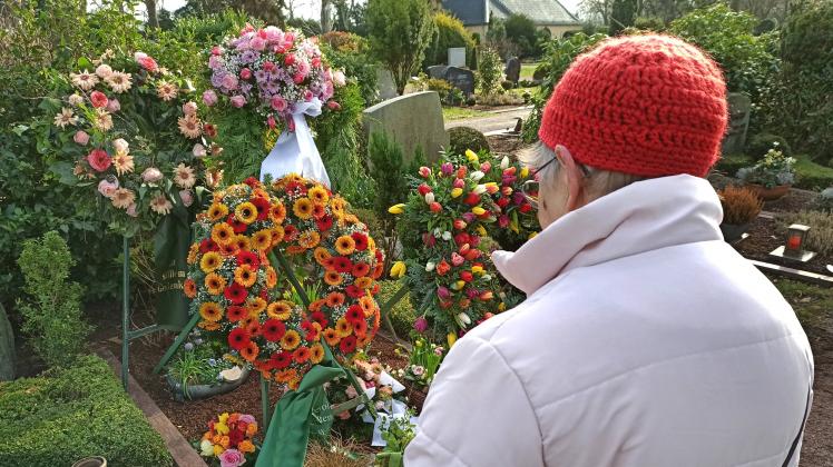 Trauern gehört zum Leben dazu. Aber selbst das soll im besten Fall künftig klimaneutral ablaufen. Friedhofsfotos als Symbolfoto fuer Trauer in Zeiten von COVID-19 Trauer in Zeiten von Corona *** Cemetery photos as symb