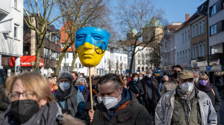 Zahlreiche Menschen beteiligen sich am Samstagmittag an dem Schweigemarsch durch die Osnabrücker Innenstadt und forderten ein Ende des Kriegs in der Ukraine. 