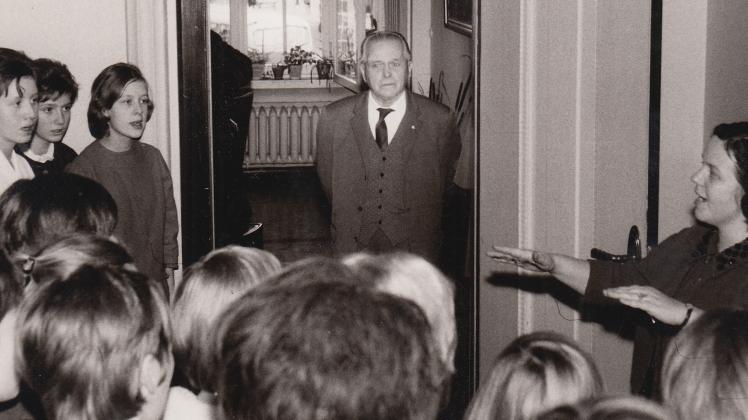 Geburtstagsständchen zum 79. Geburtstag 1964: Wilhelm von der Heyde amtierte von 1946 bis 1968 nur kurz unterbrochen als Stadtoberhaupt in Delmenhorst.