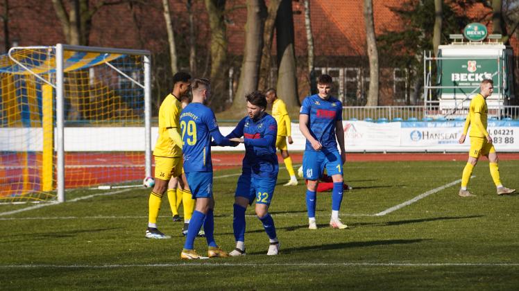 Der Knoten war geplatzt: Julian Stöhr (links), Torschütze Marco Stefandl (Mitte) und Marek Janssen freuten sich über das 1:0 des Fußball-Regionalligisten SV Atlas Delmenhorst im Testspiel gegen Kickers Emden. Der SVA gewann schließlich mit 2:0.