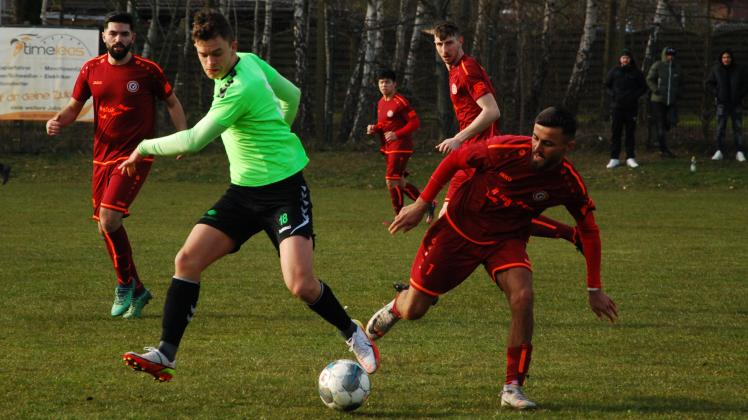 Dem SV Baris Delmenhorst um Salwan Merwan Bees (rechts) gelang gegen den VfL Oldenburg offensiv nicht viel.