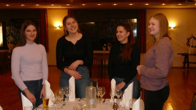 Maylin Tepe, Gina und Jana Lüdecke und Lea Puke engagierten sich beim Geschichtswettbewerb des Bundespräsidenten mit einem Beitrag über jüdische Sportler im Nationalsozialismus. Sie setzten sich überdies für ein Denkmal beim Osnabrücker Sportclub (OSC) ein. Maylin Tepe, Gina und Jana Lüdecke und Lea Puke engagierten sich beim Geschichtswettbewerb des Bundespräsidenten mit einem Beitrag über jüdische Sportler im Nationalsozialismus. Sie setzten sich überdies für ein Denkmal beim Osnabrücker Sportclub (OSC) ein.