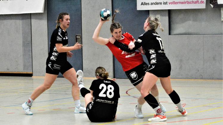 Wurden aufgehalten: Lisa Maus (mit Ball) verlor mit den Oberliga-Handballerinnen der HSG Hude/Falkenburg gegen den TuS Jahn Hollenstedt um (von links) Christin Menne, Mia-Marie Leun und Marie Schillgalies.