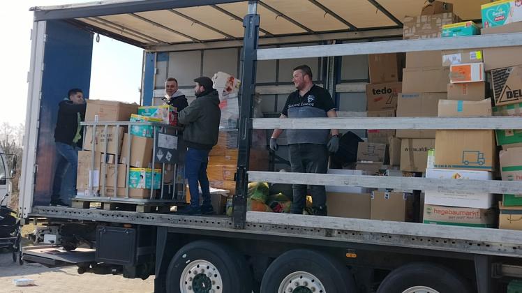 Auf dem Vereinsgelände von Helping Hands in Lathen wurden Sachspenden auf Lkw geladen. 