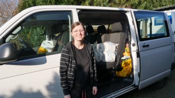 Abfahrbereit: Natalie Reeh vor dem Transporter mit Hilfsgütern für die Ukraine.