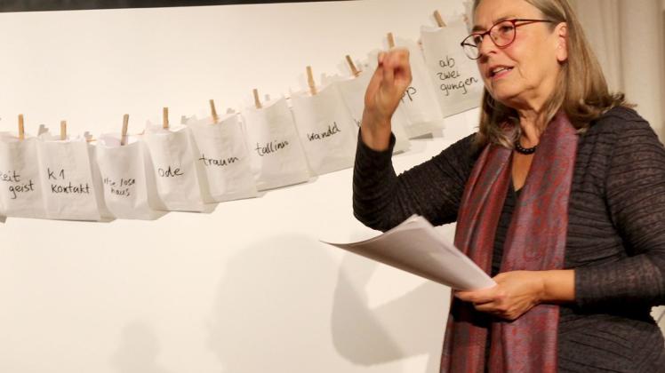 Nicht nur der Kunst, sondern auch der Lyrik zugetan: Barbara Daiber präsentierte ihre Gedichte aus dem "Poetischen Fenster".