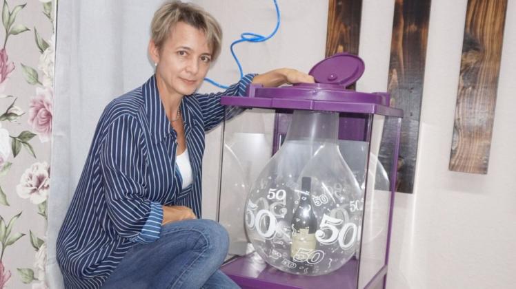 Eine Flasche Wein lässt Natascha Stuhlberg mit diesem Gerät in einen Luftballon ein. In ihrem neuen Laden "N Consilio" an der Emsstraße in Meppen bietet die 47-Jährige aber nicht nur Geschenkartikel an.
