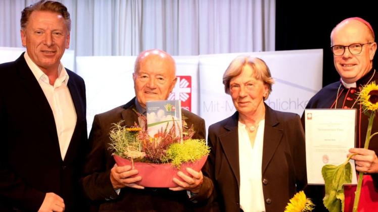 Der Meppener Hermann Abeln (2.v..) erhielt für seinen Einsatz in der Justizvollzugsanstalt Meppen den Sonnenschein-Preis. Moderator Ludger Abeln (links) und Weihbischof Johannes Wübbe gratulierten dem Preisträger und seiner Frau.