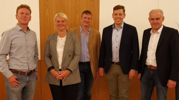 Jens Holger Frese (von links), Nadine Wöstmann (Geschäftsführerin des HOL), Dirk Westrup, Friedrich Brinkmann (Geschäftsführer des HOL) und Johannes Schürbrock nach der Wahl.