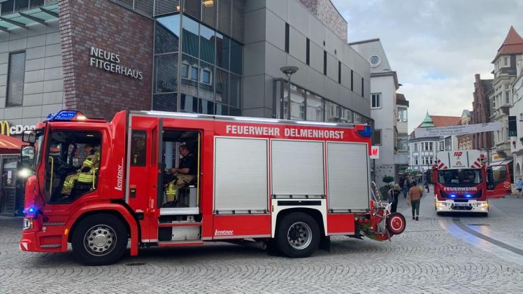 Auf dem Delmenhorster Marktplatz war am Montag die Feuerwehr im Einsatz.