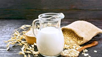 Hafermilch gilt als gesunde und pflanzliche Alternative für Kaffee, Müsli und Co. Doch sind nicht alle diese Drinks so gut für den Körper, wie es scheint.