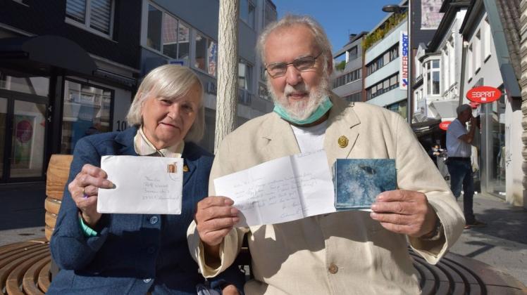 Rolf Wenzel und seine Frau Kunigunda haben kürzlich vor fast 24 Jahren abgeschickte Urlaubsfotos von einem befreundeten Paar erhalten.