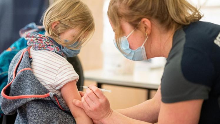 Bei der zweiten Impfaktion im Emsland sind bis Donnerstag, 17 Uhr, insgesamt 925 Kinder und Jugendliche gegen Corona geimpft worden.