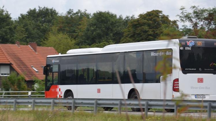 Ein Bus der Linie 585 bei Vörden.